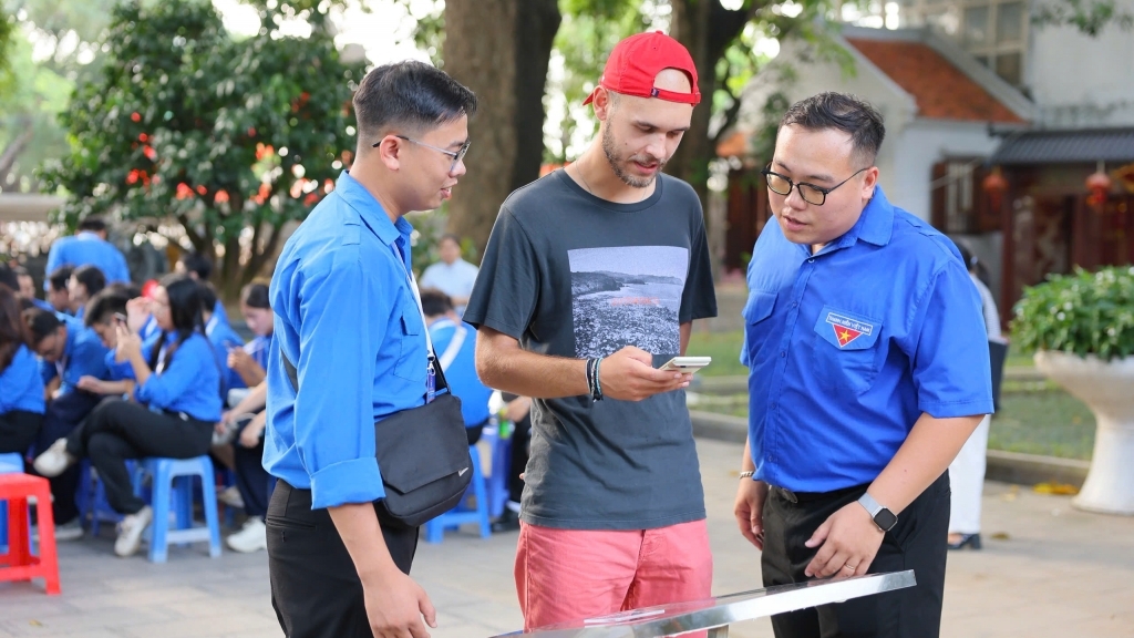 Du lịch Hà Nội “chạm tay” vào di sản