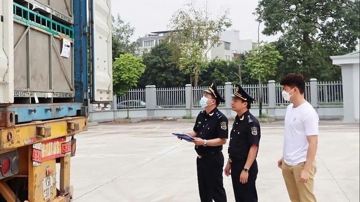 Gần 2.200 vụ buôn lậu, gian lận thương mại bị xử lý trong tháng 11/2025