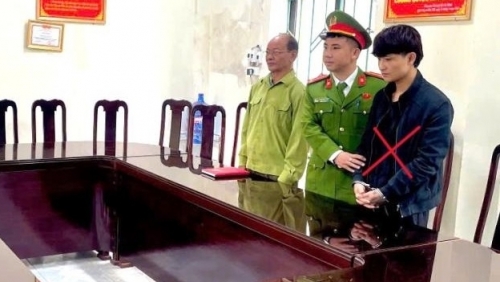 Dùng kiếm tấn công người khác, nam thanh niên bị khởi tố 2 tội danh