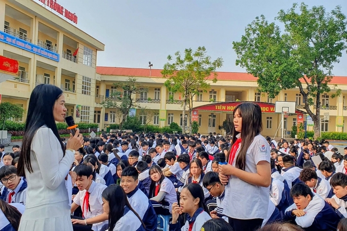 undefined Trạm Y tế xã Đan Phượng truyền thông sức khỏe sinh sản và phòng chống xâm hại cho gần 400 học sinh