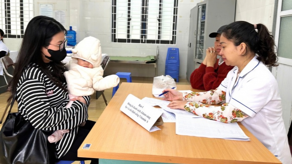 Bát Tràng triển khai chiến dịch bổ sung vitamin A đợt 2 năm 2025 cho hơn 2.300 trẻ