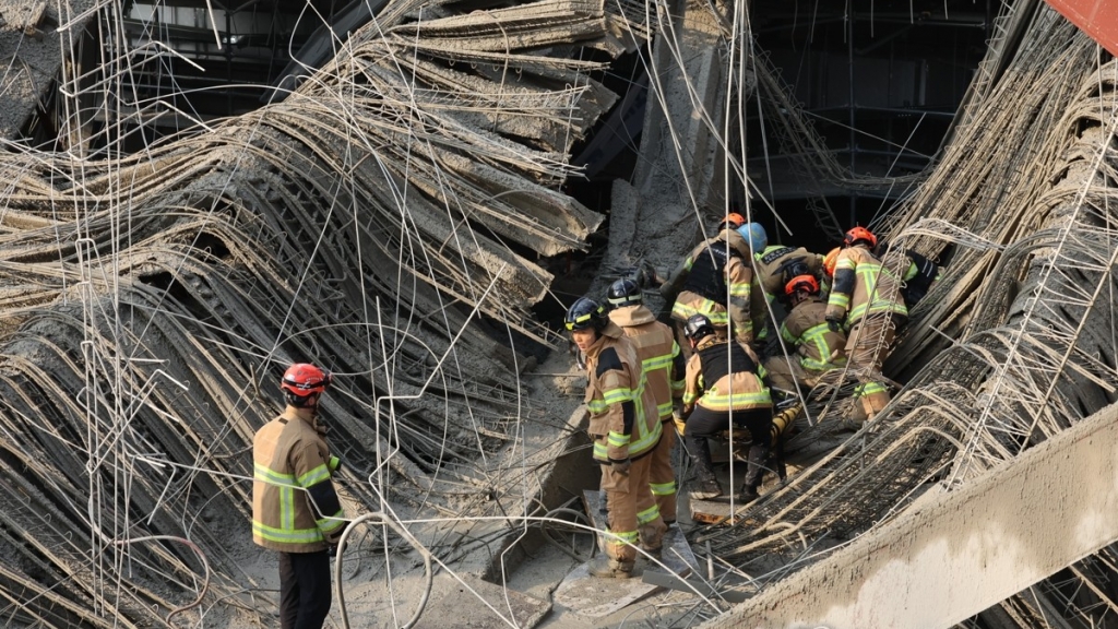 Sập công trình khiến 1 công nhân tử vong và 3 người mắc kẹt