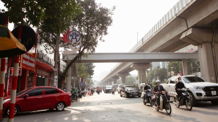 Hà Nội phân luồng giao thông để di chuyển, lắp đặt cầu đi bộ trên đường Xuân Thủy