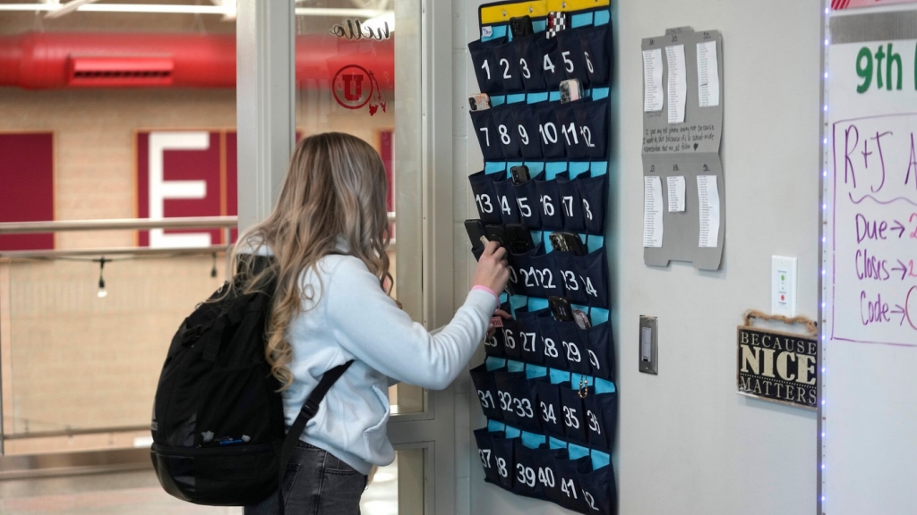 Israel cấm học sinh tiểu học sử dụng điện thoại từ năm 2026