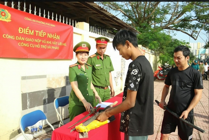 Người dân đến giao nộp vũ khí, vật liệu nổ, Ảnh: CACC Người dân đến giao nộp vũ khí, vật liệu nổ, Ảnh: CACC