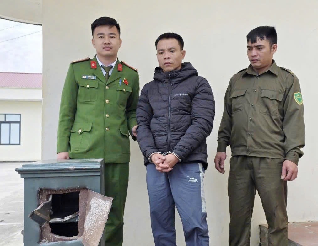 Đối tượng Lê Văn Năm và tang vật vụ án. Ảnh: CQCA Đối tượng Lê Văn Năm và tang vật vụ án. Ảnh: CQCA