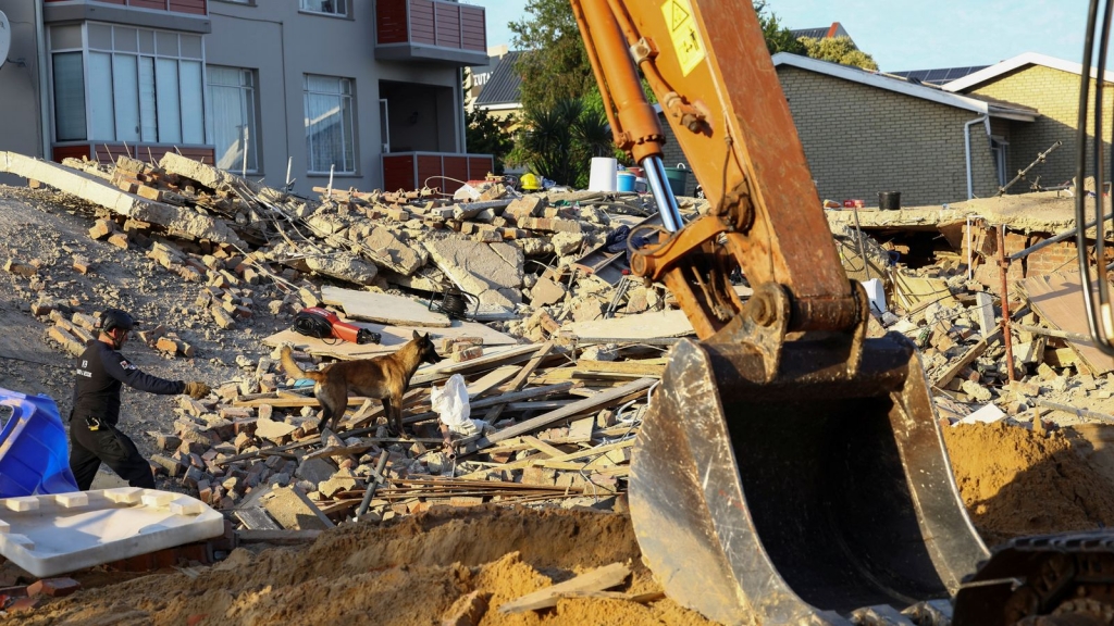 Sập công trình xây dựng khiến 1 người tử vong, nhiều người đang mắc kẹt