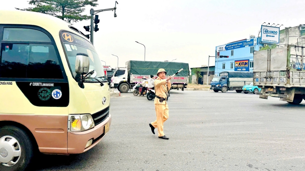 Hà Nội tăng cường đảm bảo an toàn giao thông hoạt động kinh doanh vận tải ô tô cuối năm