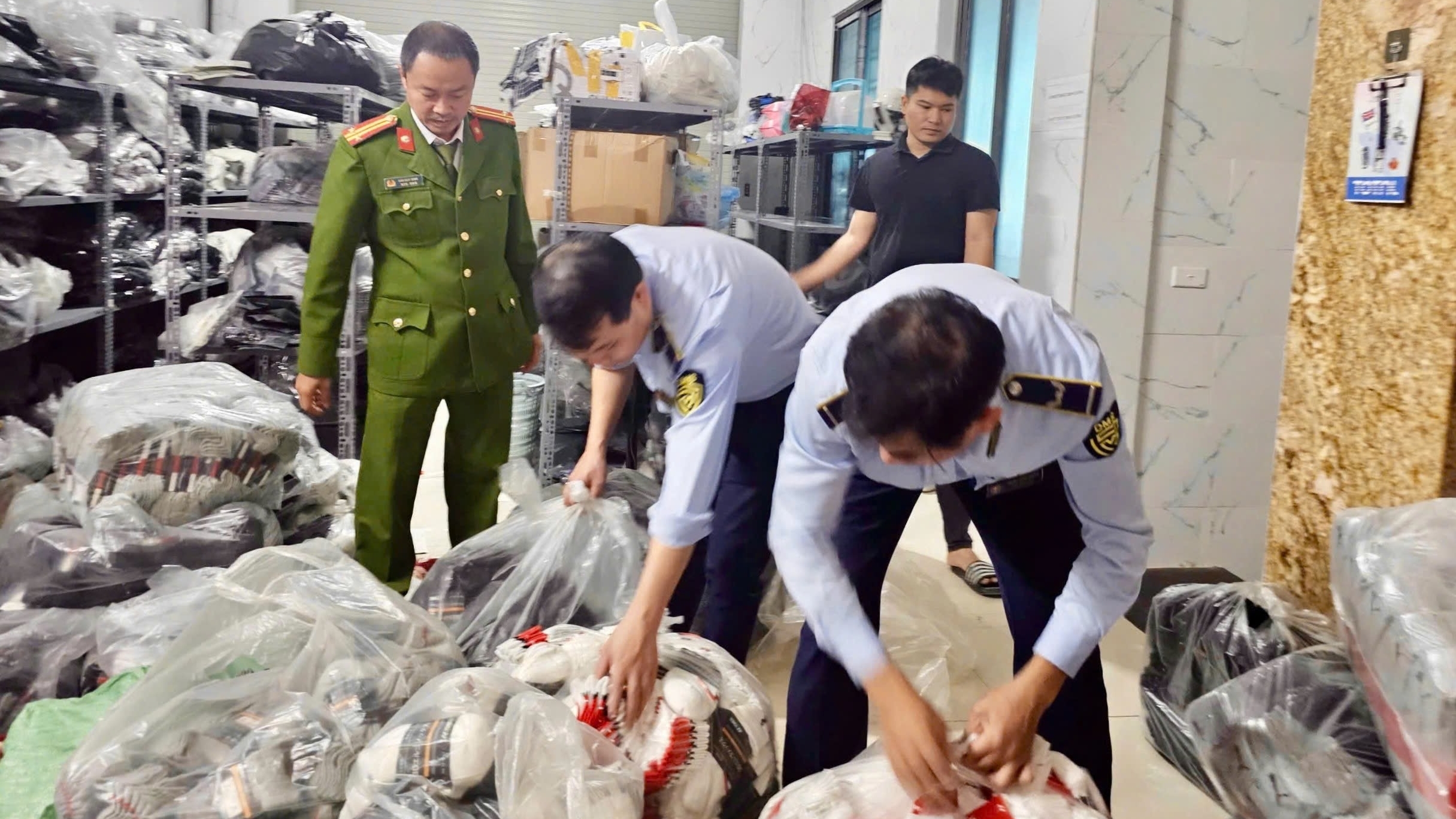 Phát hiện cơ sở kinh doanh bít tất nghi giả mạo nhiều nhãn hiệu tại An Khánh, Hà Nội