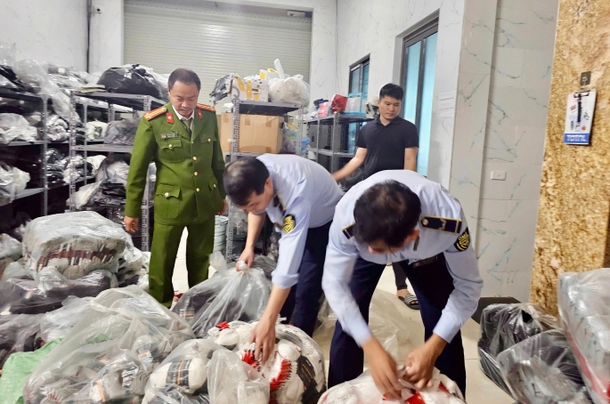 undefined Phát hiện cơ sở kinh doanh bít tất nghi giả mạo nhiều nhãn hiệu tại An Khánh, Hà Nội