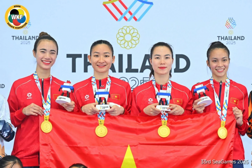 Các VĐV Karate Việt Nam trên bục nhận HCV. (Ảnh: AKF Các VĐV Karate Việt Nam trên bục nhận HCV. (Ảnh: AKF