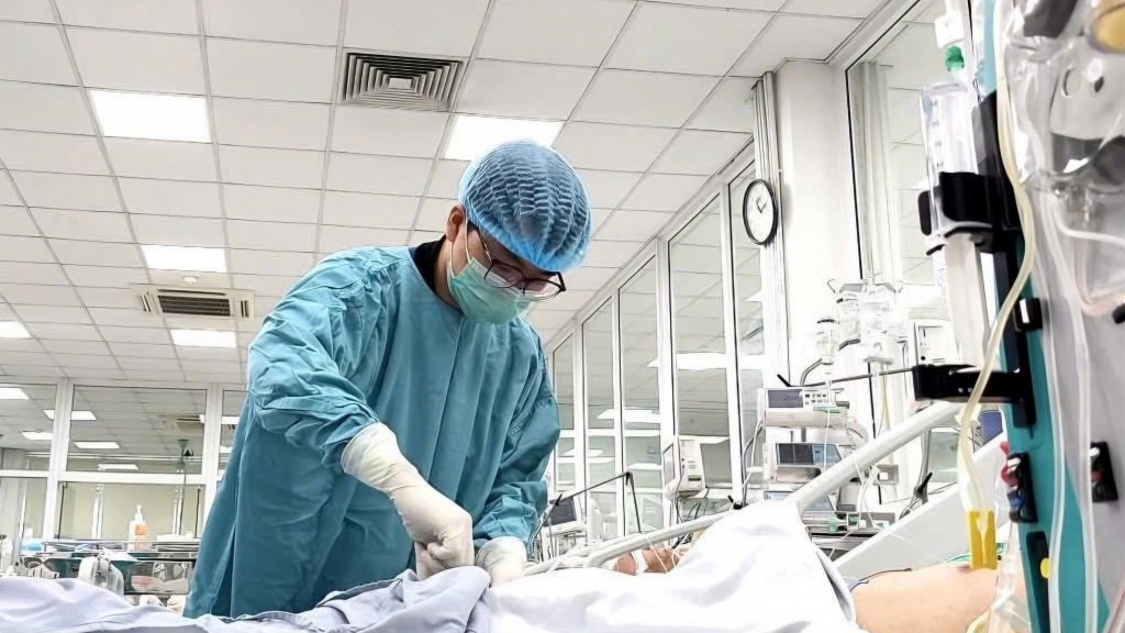 Kịp thời cứu sống giảng viên người nước ngoài mắc viêm phổi, nhiễm trùng huyết nguy kịch