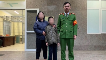 Giúp đỡ một cháu bé bị lạc tại Vườn thú Hà Nội về với gia đình