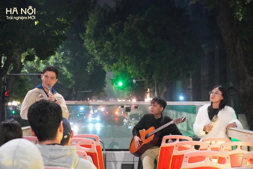 Thưởng thức âm nhạc trên tuyến xe bus du lịch đêm. Ảnh T.H Thưởng thức âm nhạc trên tuyến xe bus du lịch đêm. Ảnh T.H