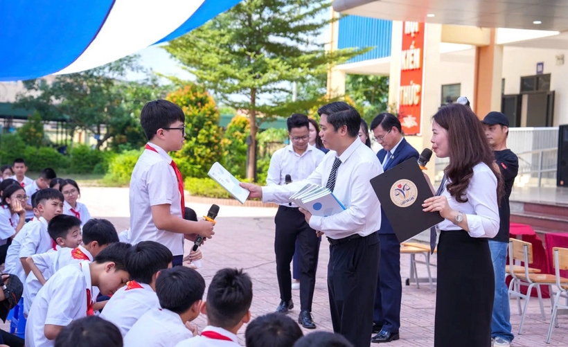 Các luật sư giao lưu với các em học sinh trong buổi tuyên truyền với các em học sinh trên địa bàn xã Kiều Phú (Hà Nội). Ảnh: N.V.N Các luật sư giao lưu với các em học sinh trong buổi tuyên truyền với các em học sinh trên địa bàn xã Kiều Phú (Hà Nội). Ảnh: N.V.N