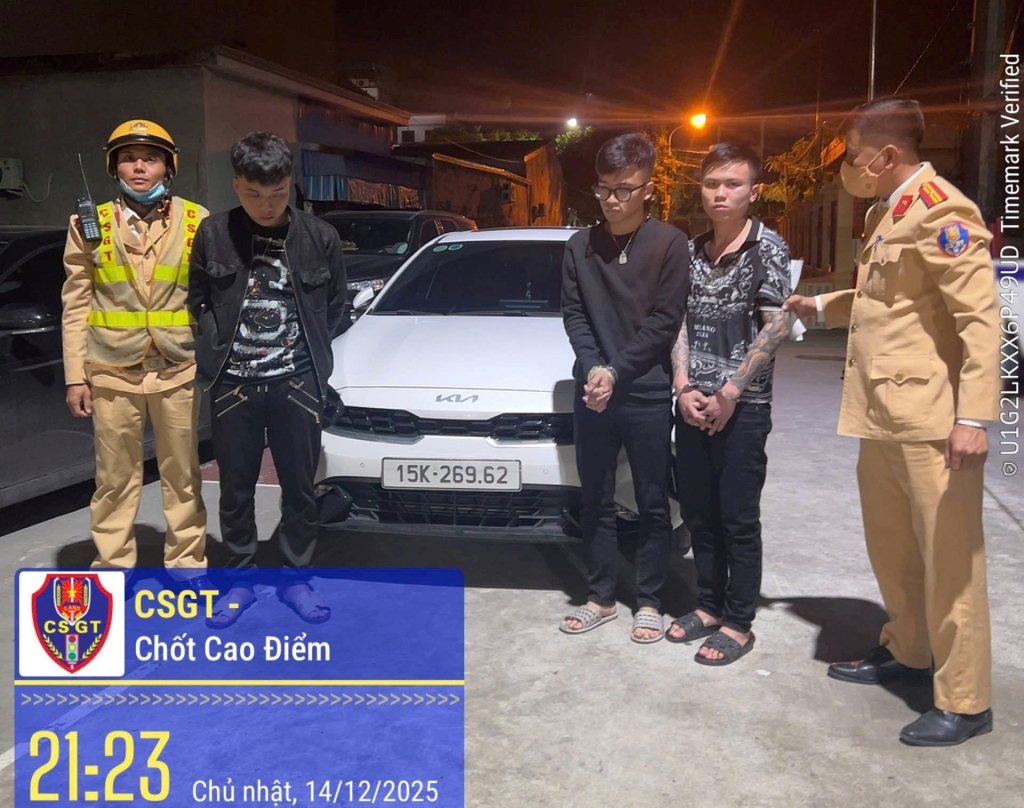 Trạm Cảnh sát giao thông An Hưng phát hiện các đối tượng tàng trữ trái phép ma tuý. Ảnh: CQCA Trạm Cảnh sát giao thông An Hưng phát hiện các đối tượng tàng trữ trái phép ma tuý. Ảnh: CQCA