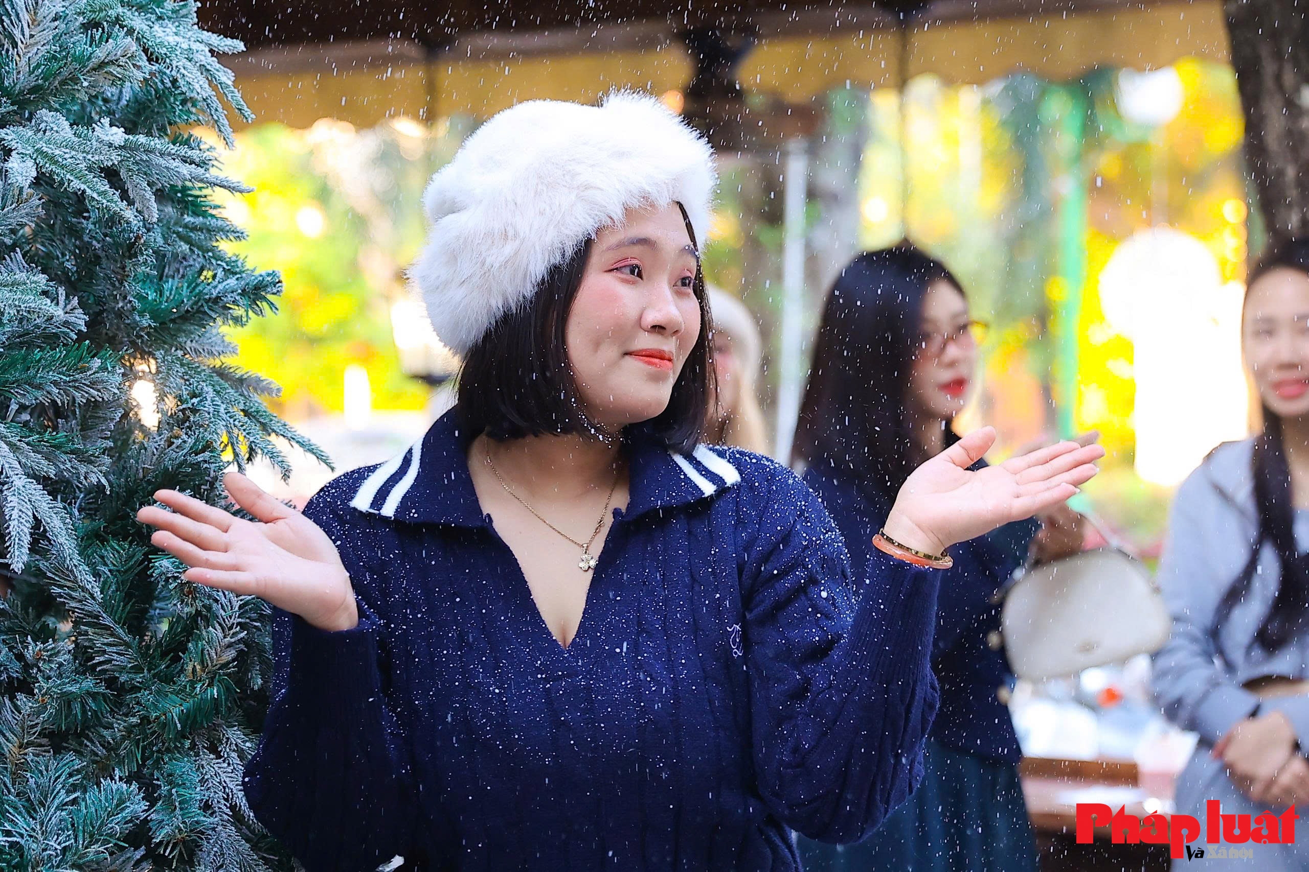 Quán cà phê Hà Nội “nhuộm” sắc trời Âu, phun tuyết nhân tạo hút khách sớm mùa Giáng sinh Quán cà phê Hà Nội “nhuộm” sắc trời Âu, phun tuyết nhân tạo hút khách sớm mùa Giáng sinh