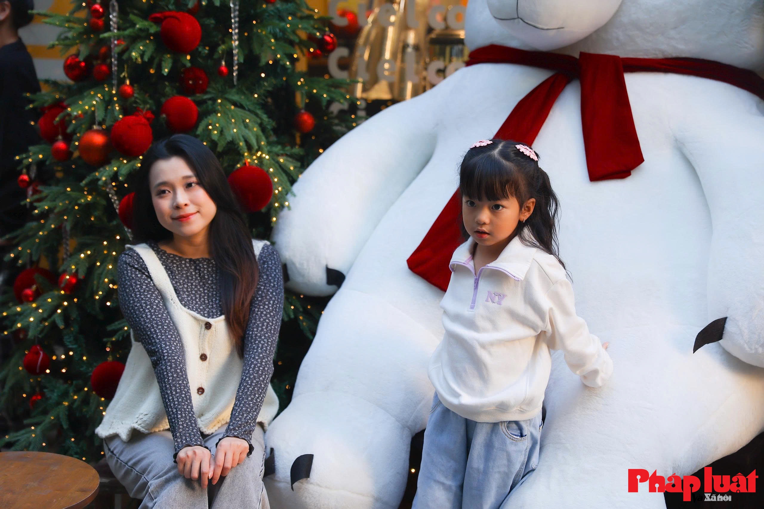 Quán cà phê Hà Nội “nhuộm” sắc trời Âu, phun tuyết nhân tạo hút khách sớm mùa Giáng sinh Quán cà phê Hà Nội “nhuộm” sắc trời Âu, phun tuyết nhân tạo hút khách sớm mùa Giáng sinh