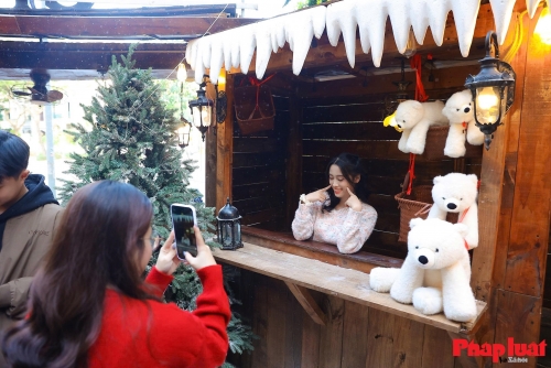 Quán cà phê Hà Nội “nhuộm” sắc trời Âu, phun tuyết nhân tạo hút khách sớm mùa Giáng sinh