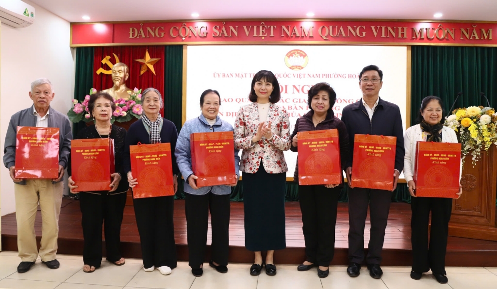 Phường Hoàn Kiếm trao quà cho các gia đình Công giáo nhân dịp lễ Thiên Chúa Giáng sinh 2025 Phường Hoàn Kiếm trao quà cho các gia đình Công giáo nhân dịp lễ Thiên Chúa Giáng sinh 2025