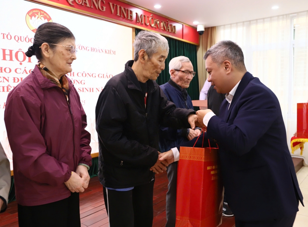 Phường Hoàn Kiếm trao quà cho các gia đình Công giáo nhân dịp lễ Thiên Chúa Giáng sinh 2025 Phường Hoàn Kiếm trao quà cho các gia đình Công giáo nhân dịp lễ Thiên Chúa Giáng sinh 2025