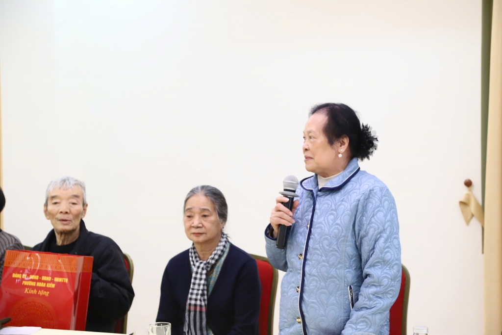 Phường Hoàn Kiếm trao quà cho các gia đình Công giáo nhân dịp lễ Thiên Chúa Giáng sinh 2025 Phường Hoàn Kiếm trao quà cho các gia đình Công giáo nhân dịp lễ Thiên Chúa Giáng sinh 2025