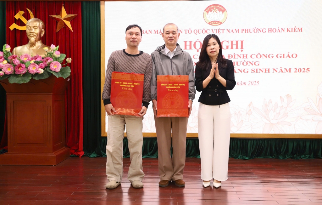 Phường Hoàn Kiếm trao quà cho các gia đình Công giáo nhân dịp lễ Thiên Chúa Giáng sinh 2025 Phường Hoàn Kiếm trao quà cho các gia đình Công giáo nhân dịp lễ Thiên Chúa Giáng sinh 2025