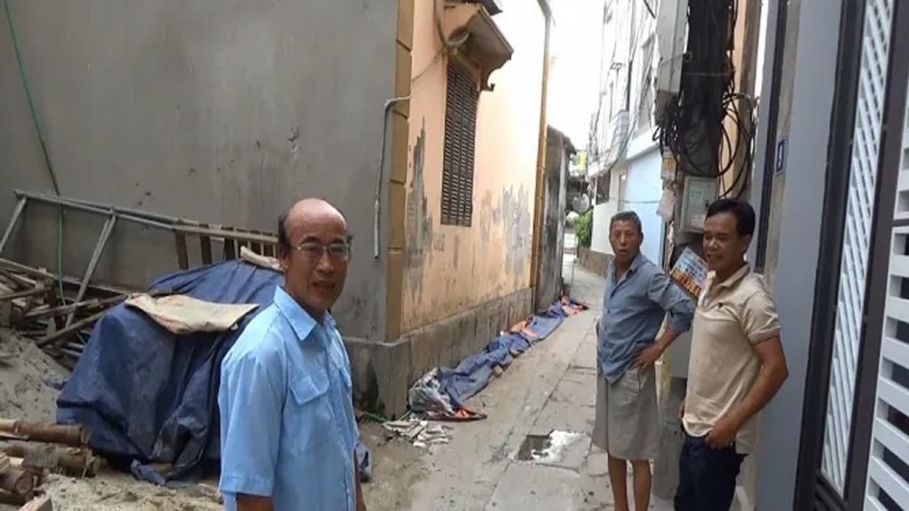 Ông Nguyễn Quang Hội trao đổi với người dân. Ảnh N.M.