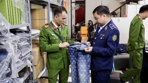 Phát hiện cơ sở kinh doanh hơn 1.700 sản phẩm thời trang nghi giả mạo nhãn hiệu