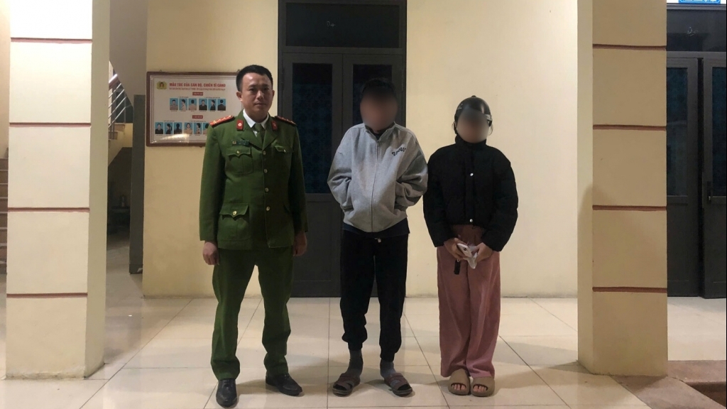 Giúp đỡ cháu bé có biểu hiện lo lắng trong khu dân cư lúc nửa đêm