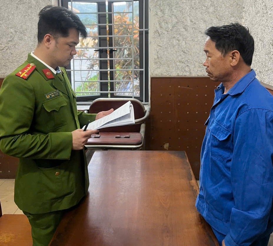 Đối tượng Trần Xuân Vinh làm việc tại cơ quan công an Đối tượng Trần Xuân Vinh làm việc tại cơ quan công an