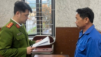 Người đàn ông lao xe vào Cảnh sát giao thông khi bị kiểm tra nồng độ cồn