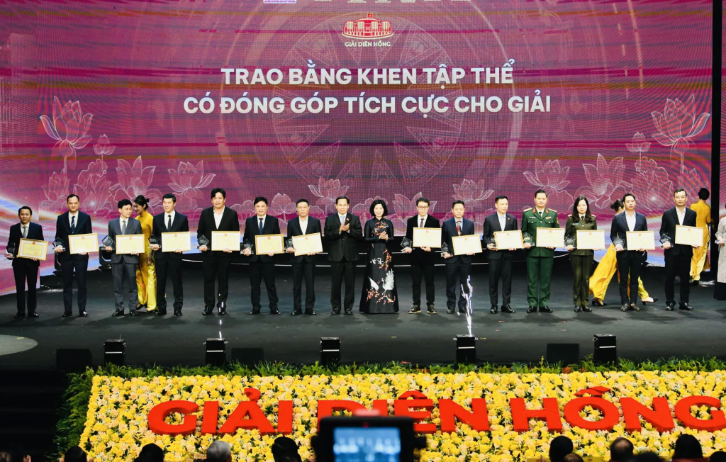 Chủ nhiệm Văn phòng Quốc hội Lê Quang Mạnh - Phó Trưởng Ban Thường trực Ban Chỉ đạo, Trưởng Ban Tổ chức Giải Diên Hồng lần thứ 4 và Phó Bí thư Thành ủy, Chủ tịch HĐND TP Hà Nội Phùng Thị Hồng Hà trao tặng Bằng khen cho các tập thể tiêu biểu, trong đó có tập thể Văn phòng Đoàn đại biểu Quốc hội và HĐND TP Hà Nội, Báo Kinh tế & Đô thị. Ảnh: Như Ý