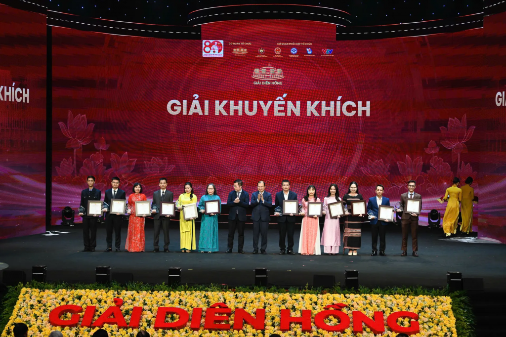 Các tác giả, nhóm tác giả nhận giải Khuyến khích; trong đó có loạt bài “HĐND cấp xã trong mô hình chính quyền địa phương 2 cấp - từ thiết chế đến thực tiễn” của tác giả Trần Thịnh An (Báo Kinh tế & Đô thị). Ảnh: Như Ý