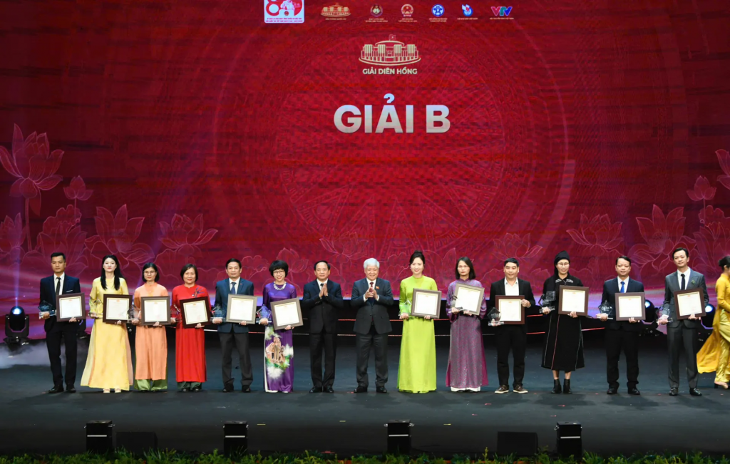 Ủy viên Bộ Chính trị, Phó Chủ tịch Thường trực Quốc hội Đỗ Văn Chiến và Đại tướng Trịnh Văn Quyết, Bí thư Trung ương Đảng, Trưởng Ban Tuyên giáo và Dân vận Trung ương đã trao Giải B vinh danh các tác giả, nhóm tác giả. Ảnh: Như Ý