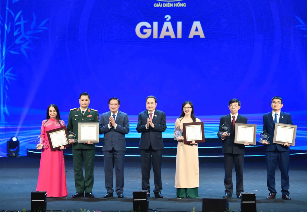 Ủy viên Bộ Chính trị, Chủ tịch Quốc hội Trần Thanh Mẫn và Ủy viên Bộ Chính trị, Bí thư Trung ương Đảng, Trưởng Ban Nội chính Trung ương Phan Đình Trạc trao giải A vinh danh các tác giả, nhóm tác giả. Ảnh: Như Ý