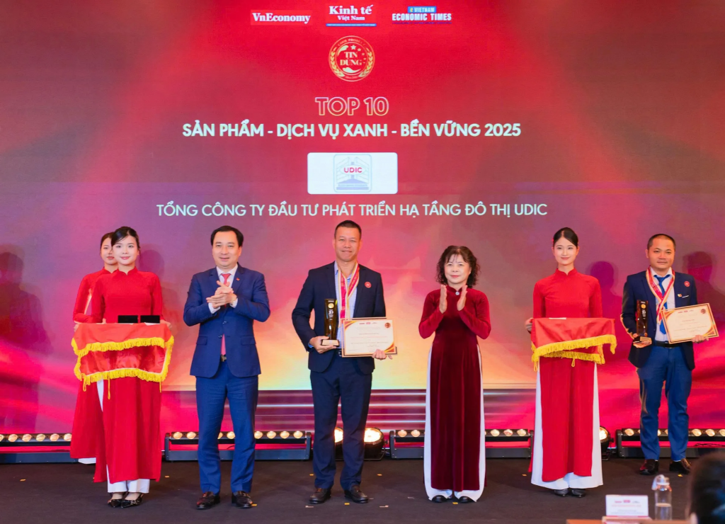 Ông Trần Vũ Quang - Phó Tổng Giám đốc Tổng công ty UDIC vinh dự nhận cúp và chứng nhận từ Ban tổ chức 