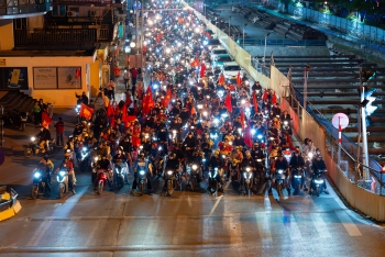 Người dân Hà Nội “đi bão” văn minh mừng U22 Việt Nam vô địch SEA Games 33