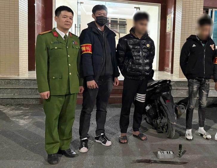 Bàn giao các đối tượng cho Công an phường Từ Liêm. Ảnh: CQCA