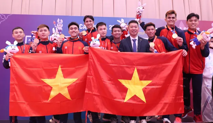 Các vận động viên Việt Nam nhận huy chương