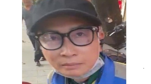 Từ nghi vấn người đàn ông đeo kính đi trên đường Hồ Tùng Mậu