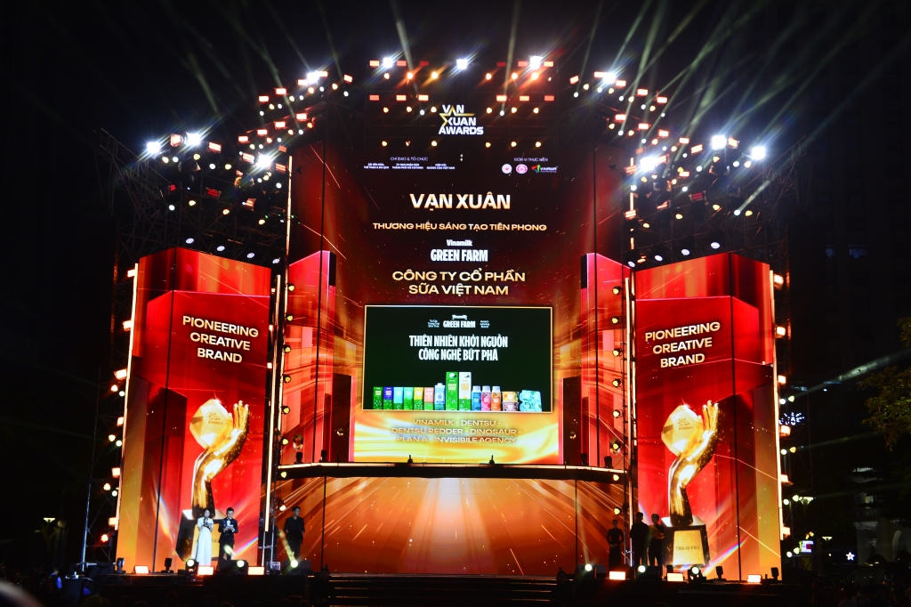 Chiến dịch “Thiên nhiên khởi nguồn – công nghệ bứt phá” của Vinamilk Green Farm được vinh danh Thương hiệu sáng tạo tiên phong tại Vạn Xuân Awards 2025 (Ảnh: Minh Anh).    Hoặc ảnh 4B: Ông Đỗ Thanh Tuấn (ngoài cùng bên trái) – Giám đốc Đối ngoại, đại diện Vinamilk đón nhận giải thưởng Vạn Xuân Awards – Thương hiệu sáng tạo tiên phong (Ảnh: Minh Anh).