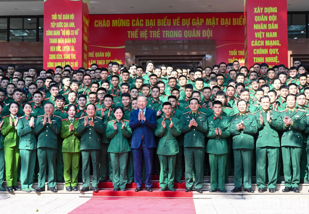 Tổng Bí thư Tô Lâm gặp mặt đại biểu thế hệ trẻ trong Quân đội. Ảnh: Nhandan.vn.