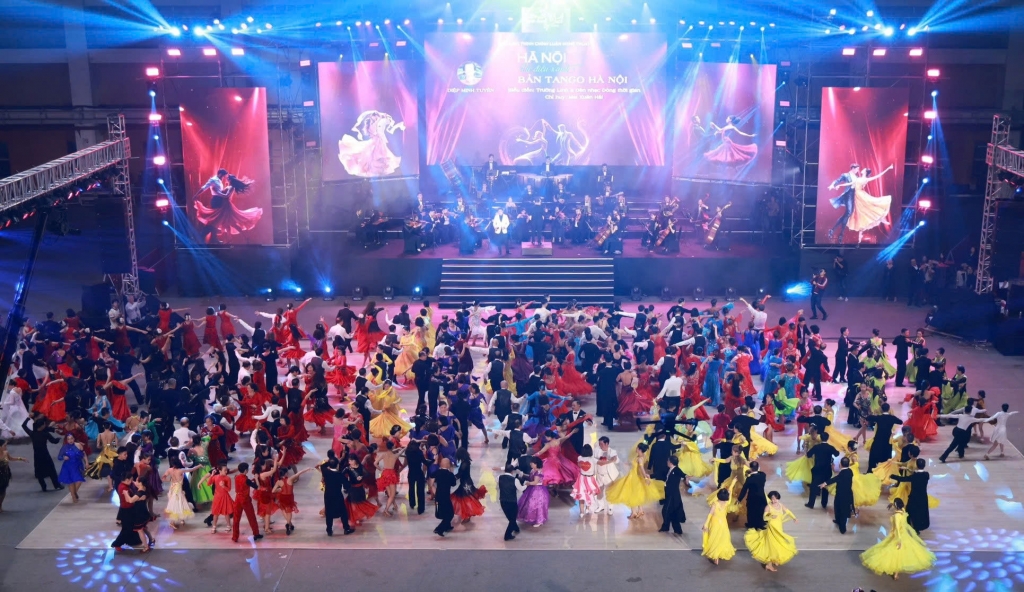 Kỷ lục Việt Nam cho “Vũ điệu Tango Hà Nội có số lượng người tham gia đông nhất”