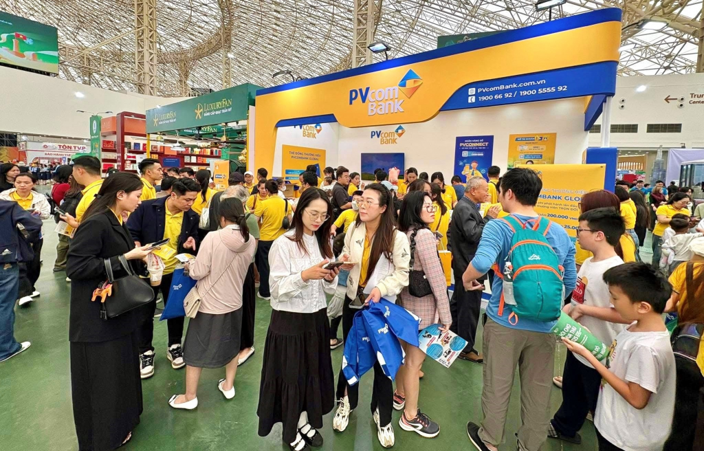 Gian hàng PVcomBank thu hút hàng chục nghìn lượt khách hàng thăm quan, trải nghiệm trong 10 ngày diễn ra Hội chợ.