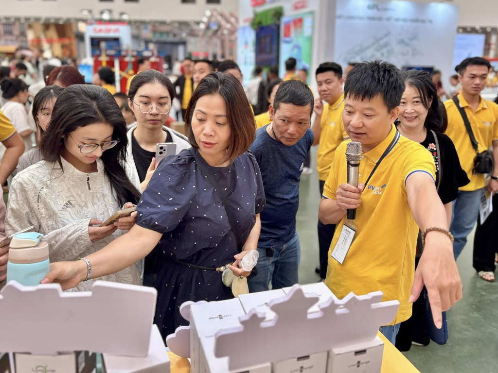 PVcomBank khẳng định dấu ấn thương hiệu tại Hội chợ Mùa thu 2025