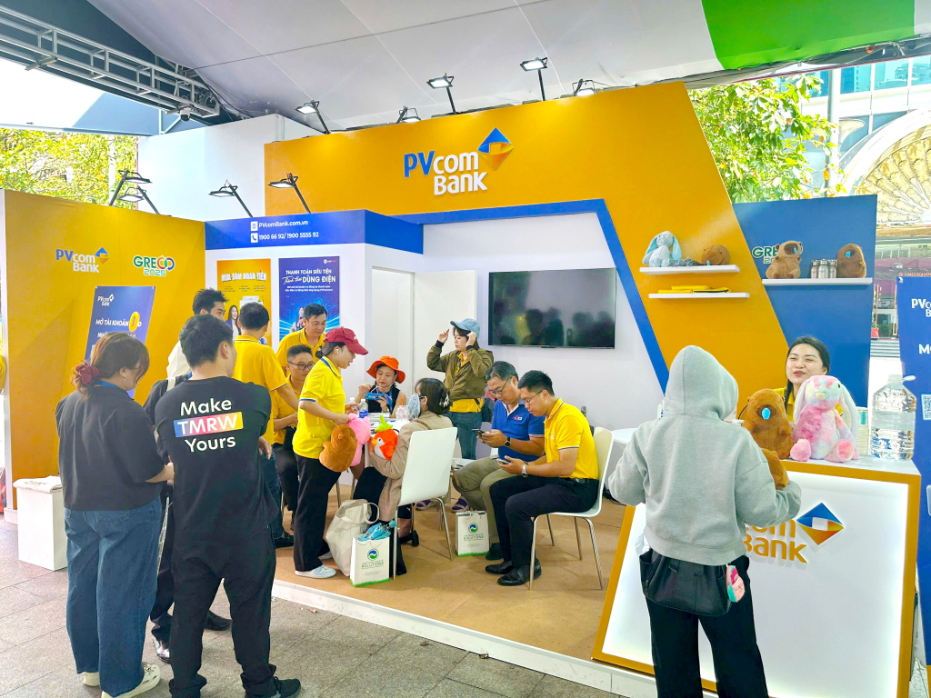 Gian hàng của PVcomBank tại GRECO 2025 thu hút khách hàng với nhiều hoạt động số hóa hiện đại