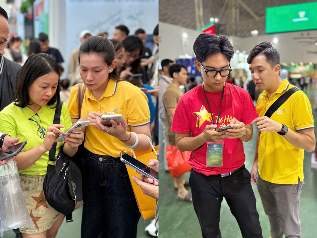 Khách hàng được giới thiệu các sản phẩm tài chính hiện đại và nhận các ưu đãi, quà tặng hấp dẫn tại gian hàng của PVcomBank.