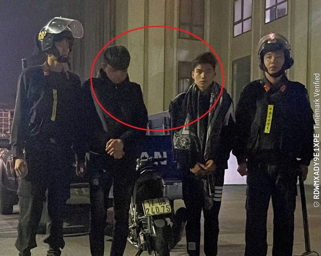 Hai đối tượng Phạm Trung Hiếu và Nguyễn Tấn Bình (giữa). Ảnh: CQCA