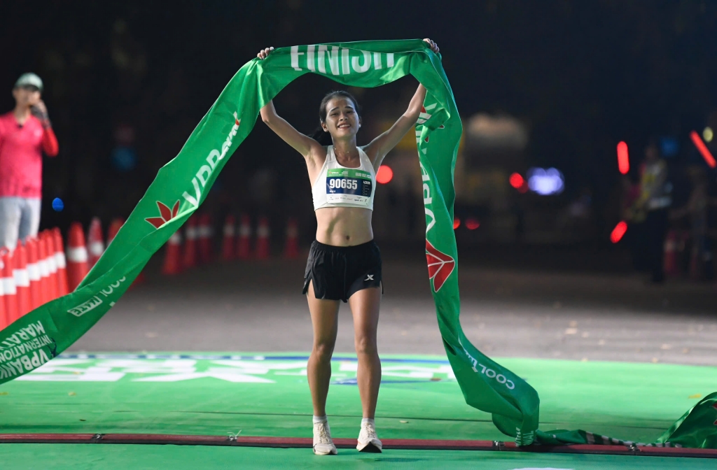 Hồng Lệ về nhất chặng đua 42km.